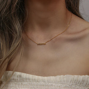Colar Minimalista de Ouro com Pingente 'Mama'