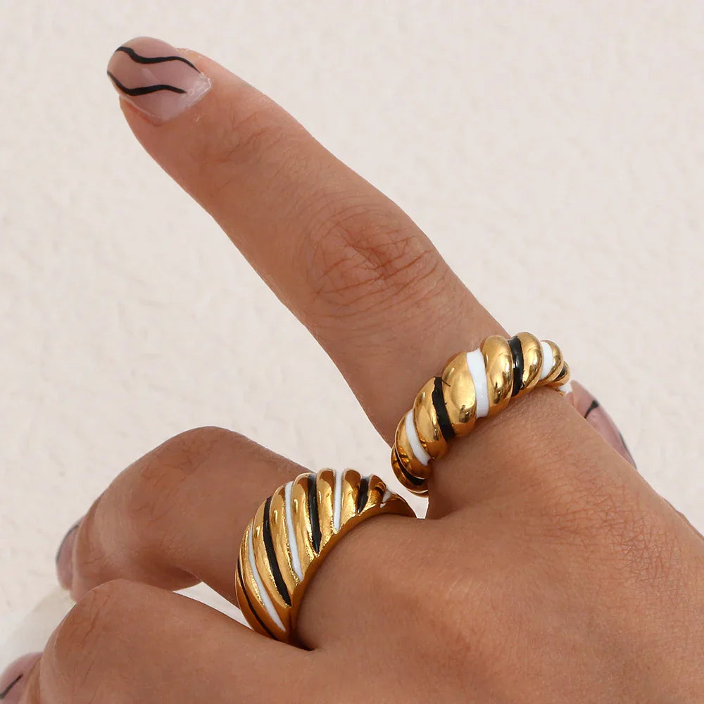 Anel Croissant Esmalte Dourado Hipoalergênico
