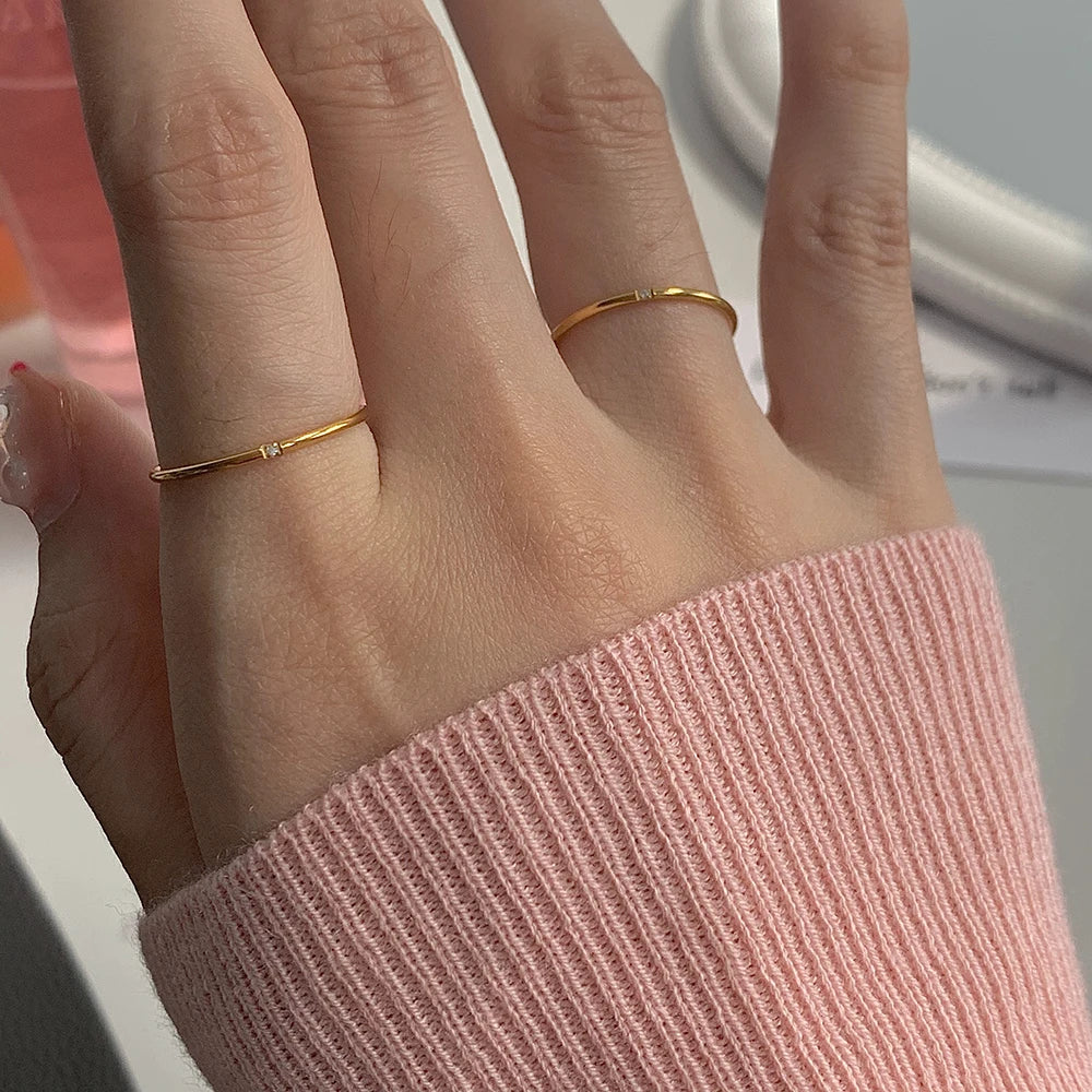 Anéis Minimalistas Banhados a Ouro com Zircônia