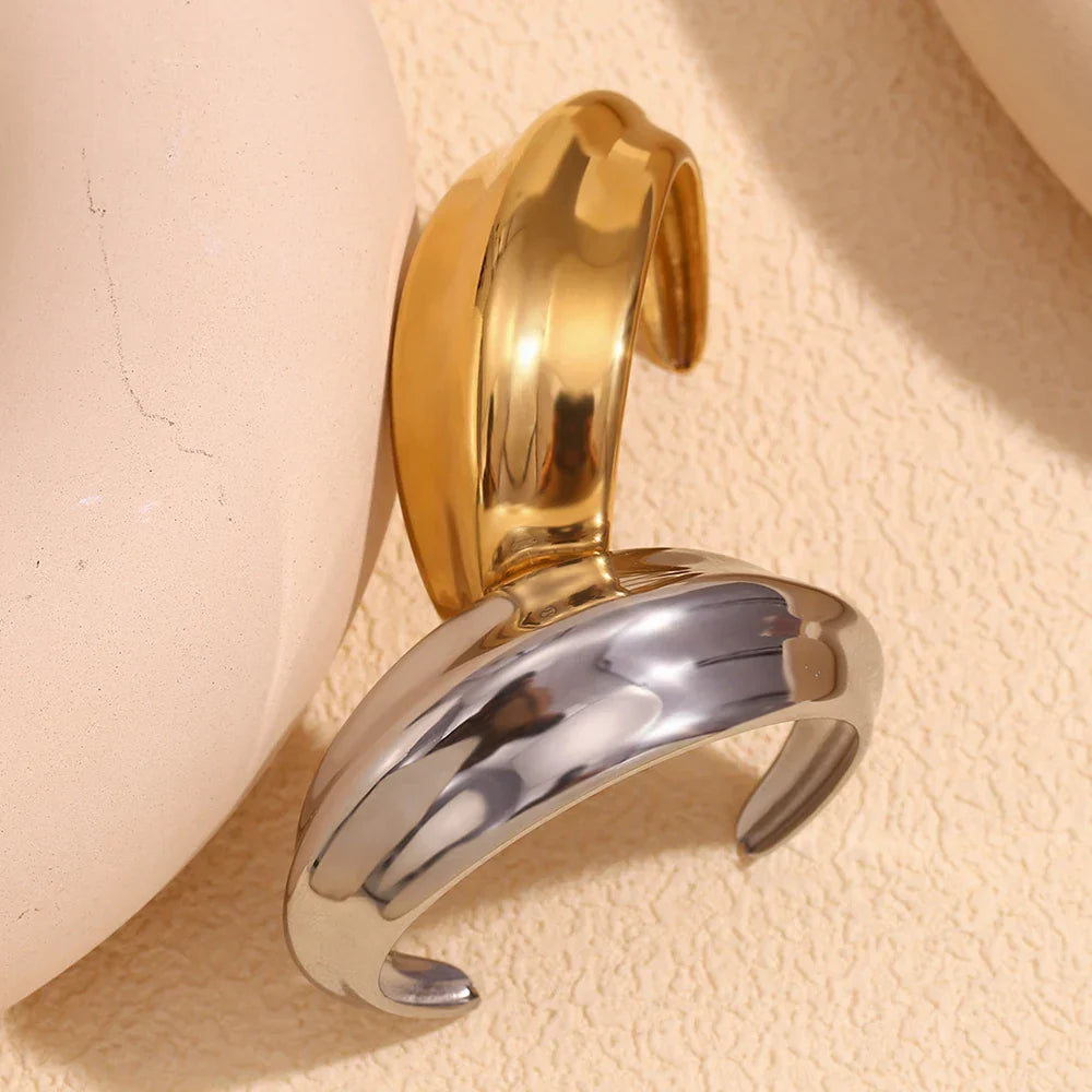 Pulseira Curva Belle em Aço Inoxidável Banhada a Ouro