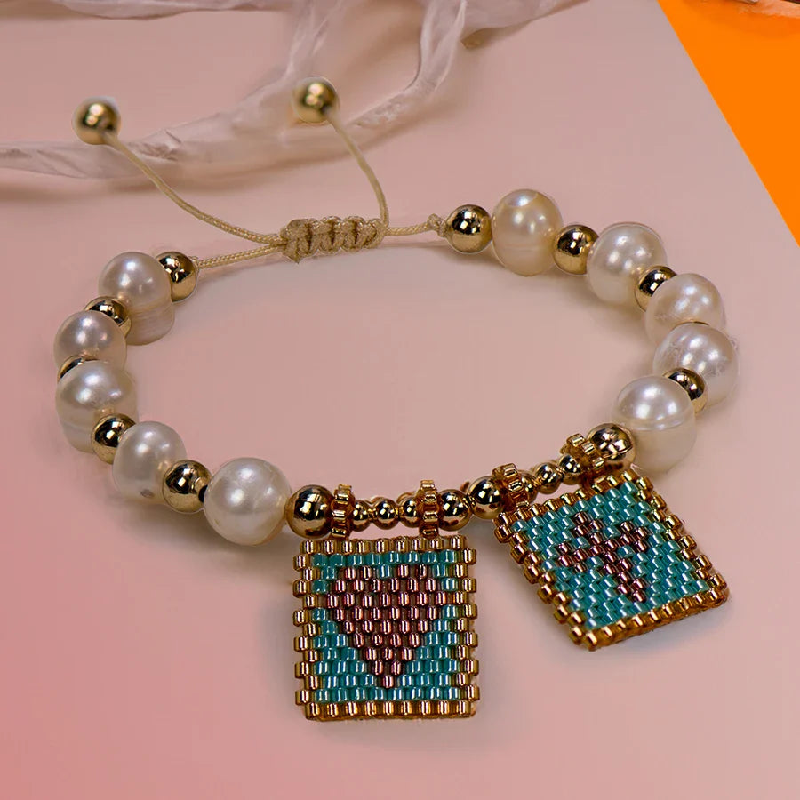 Pulseira de Pérolas com Coração e Cruz Boho