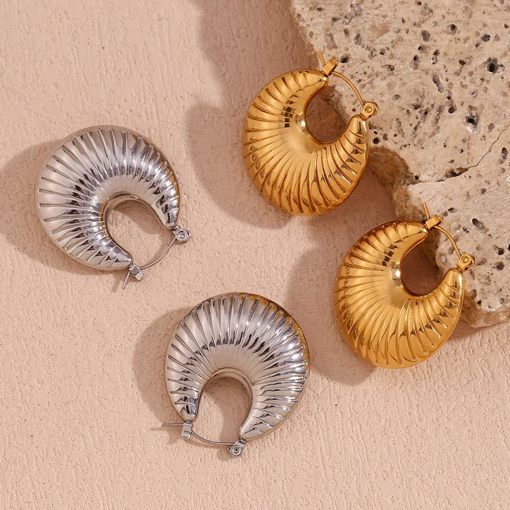 Brincos de Argola Elegantes com Design Ondulado