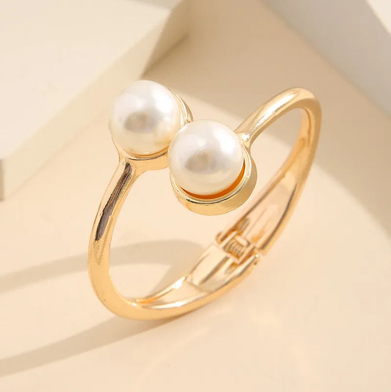 Pulseira Elegante com Pérolas Barrocas Douradas