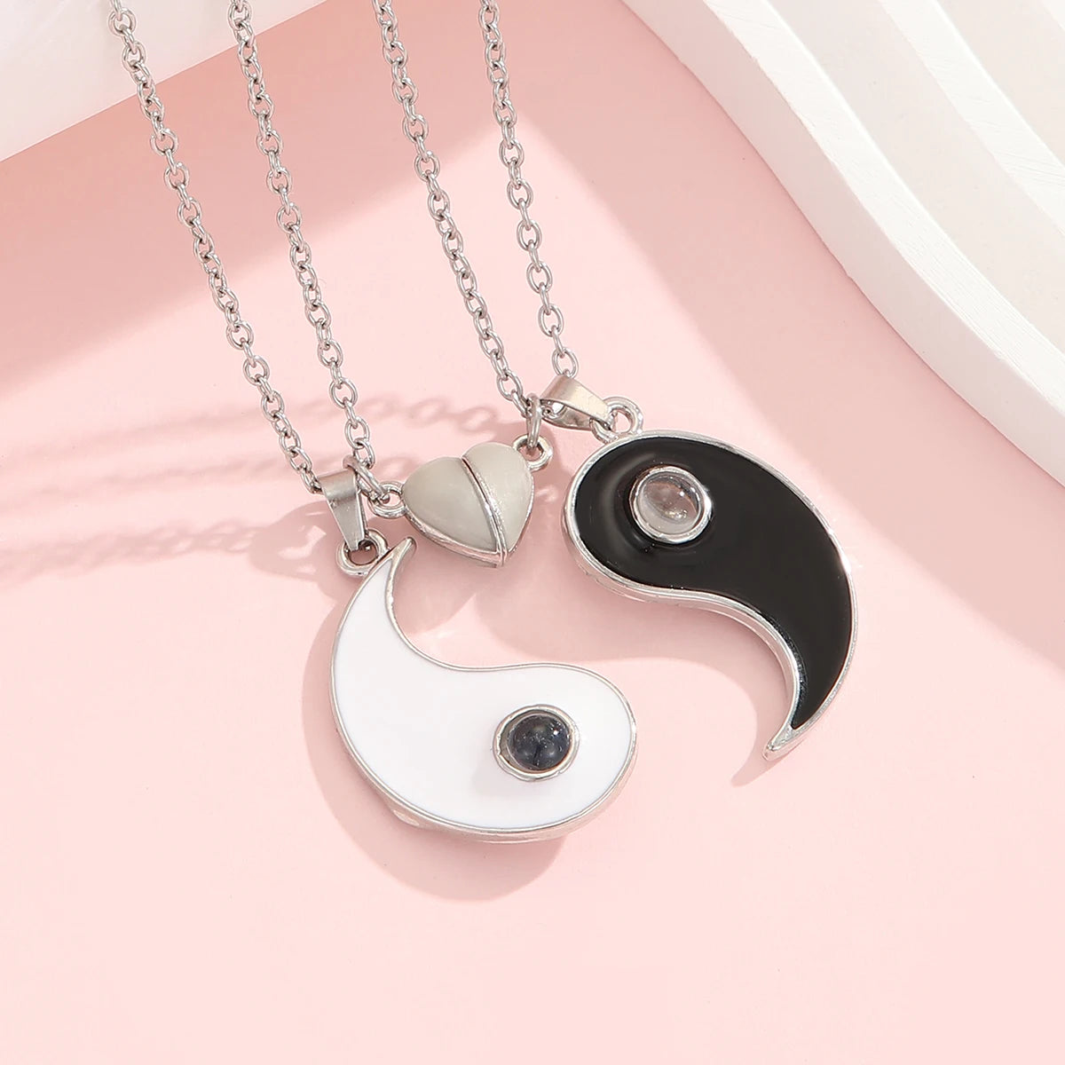 2 pieces/set Luminous peach heart black and white Yin and Yang gossip couple necklace