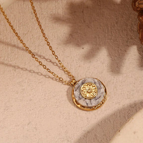 Colar Pingente Mármore Natural com Sol Dourado