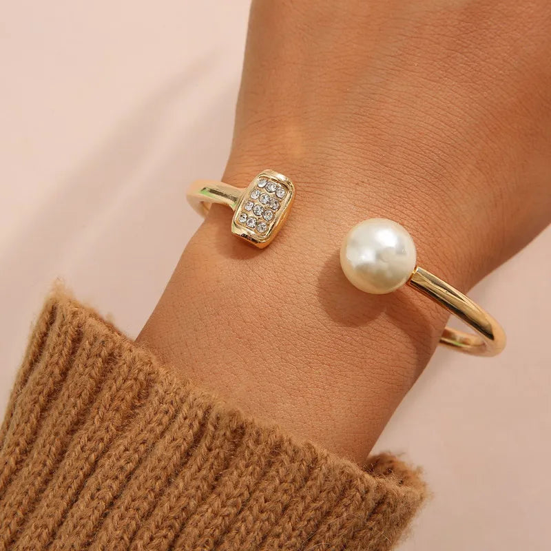 Pulseira Elegante com Pérolas Barrocas Douradas