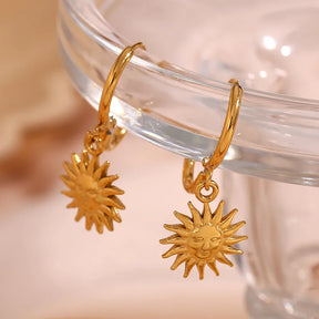 Brincos de Argola com Pingente de Sol Dourado