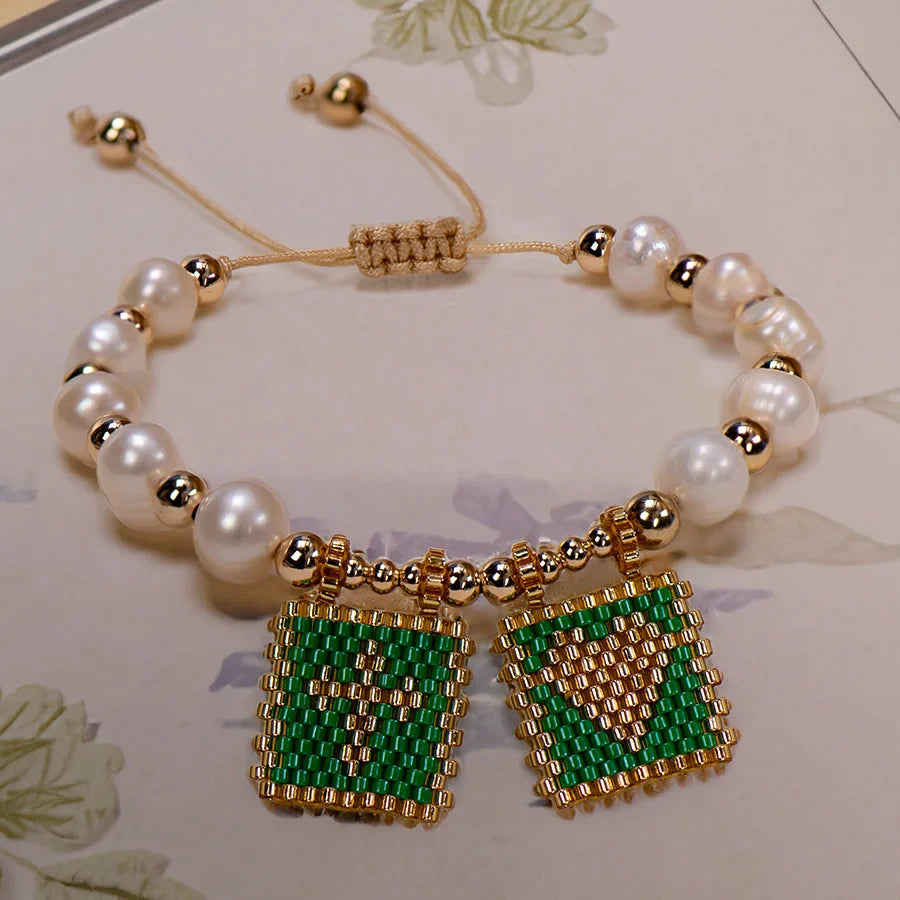 Pulseira de Pérolas com Coração e Cruz Boho