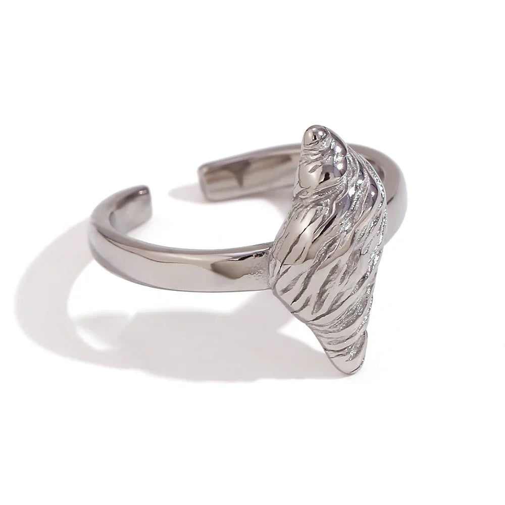 Anel Elegante de Concha Aberta Banhado a Ouro 18K