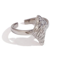 Anel Elegante de Concha Aberta Banhado a Ouro 18K