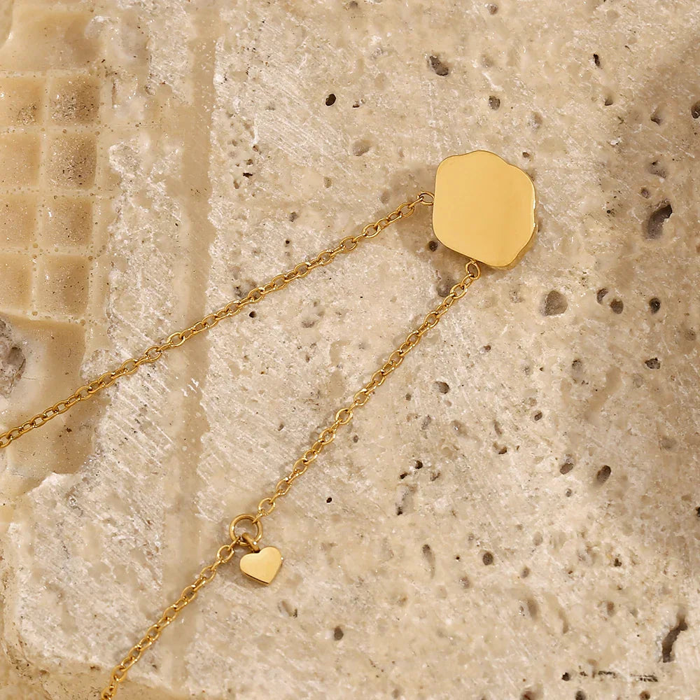 Colar Minimalista com Pingente de Concha Dourado