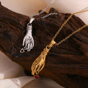 Colar Elegante com Pingente de Mão e Zircônia Vermelha