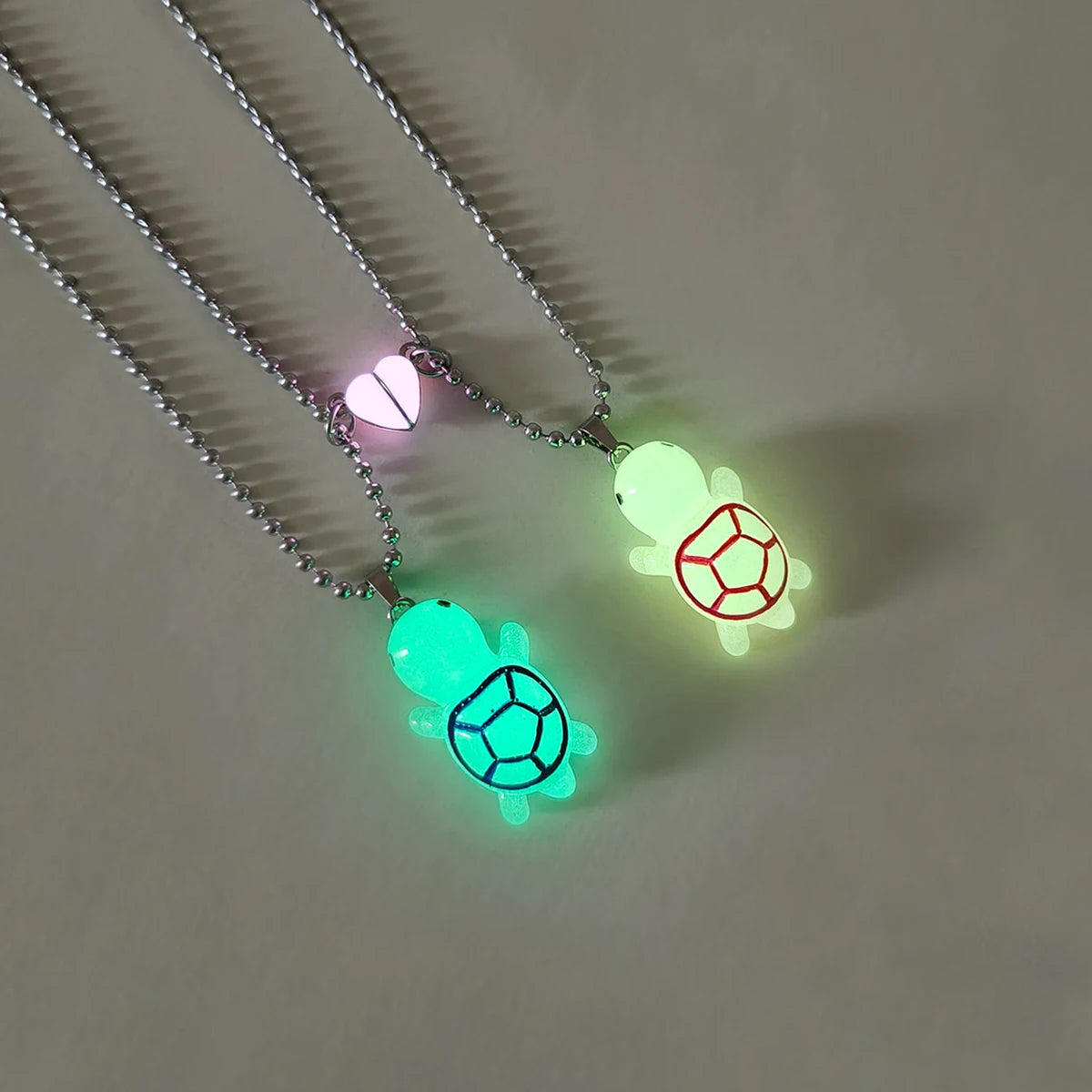 2 pieces/set Luminous pink peach heart glow-in-the-dark turtle couple necklace ladies fashion gift jewelry