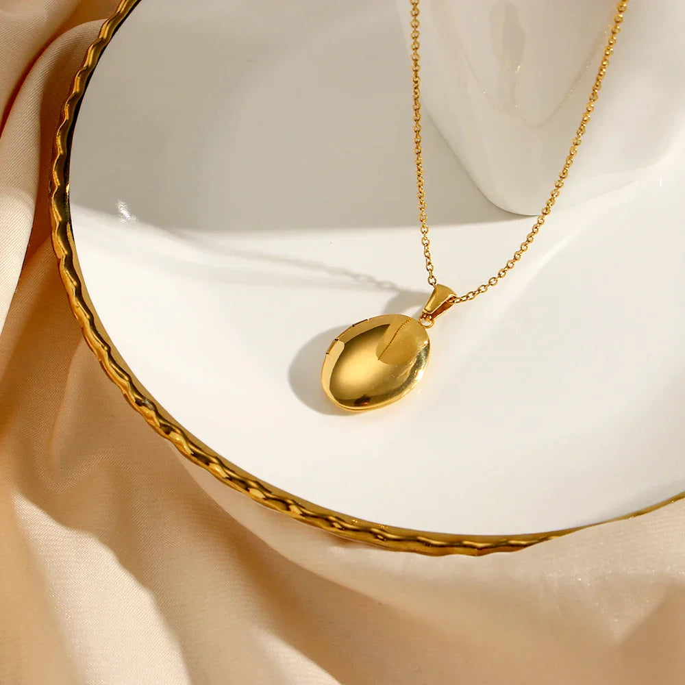 Colar Relicário Oval Dourado Elegante