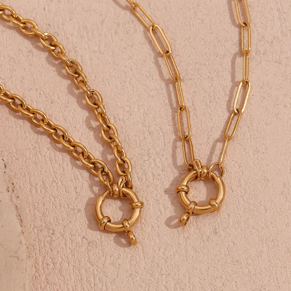 Colar Elegância Dourada com Pingente Circular