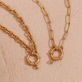 Colar Elegância Dourada com Pingente Circular