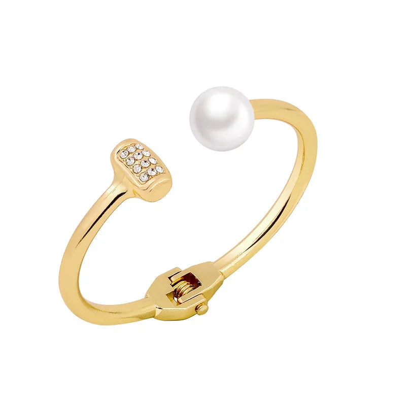 Pulseira Elegante com Pérolas Barrocas Douradas
