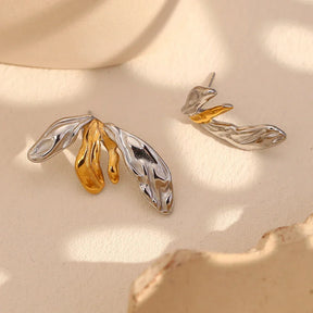 Brinco Assimétrico Flor de Lírio Banhado a Ouro 18K