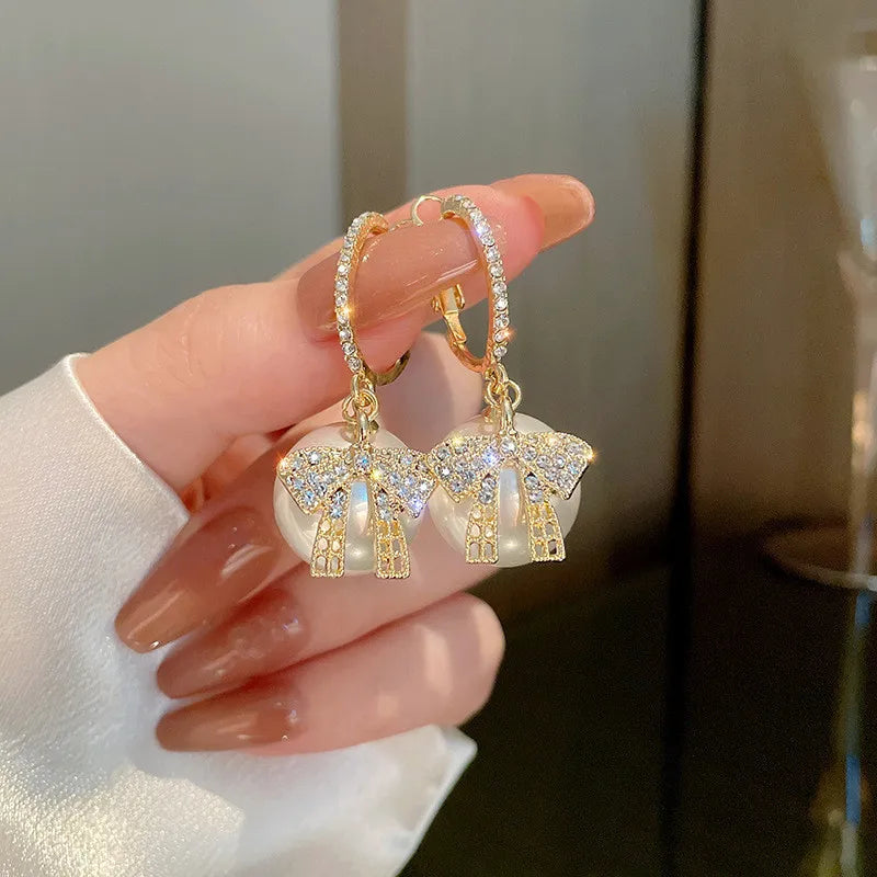 Brincos Luxuosos de Zircônia com Laço e Pérola