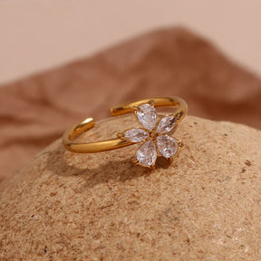 Anel Flor de Cinco Pétalas com Zircônia