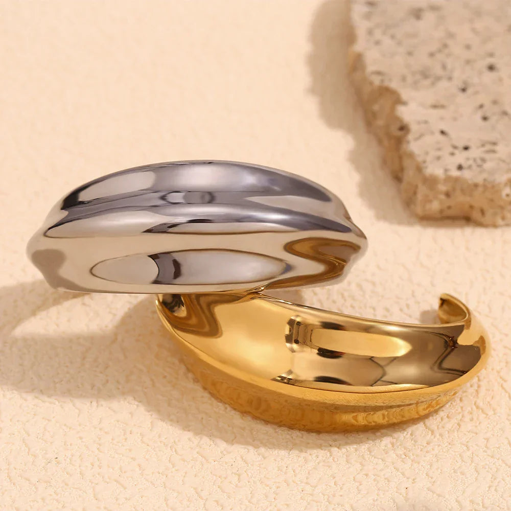 Pulseira Curva Belle em Aço Inoxidável Banhada a Ouro