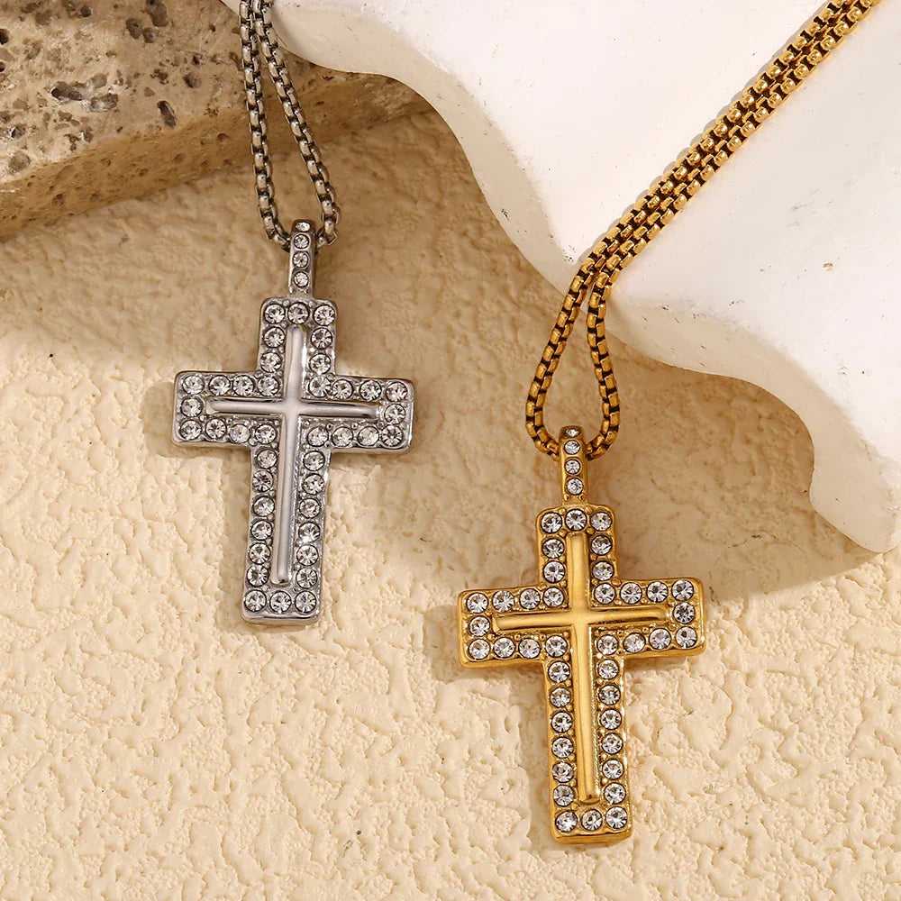 Colar Elegante com Pingente de Cruz em Zircônia