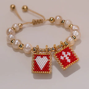 Pulseira de Pérolas com Coração e Cruz Boho