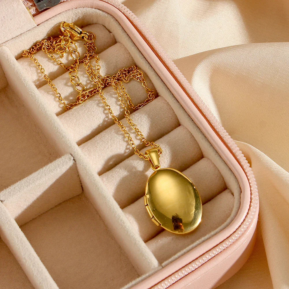Colar Relicário Oval Dourado Elegante