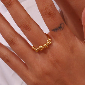 Anel V Banhado a Ouro com Esferas Elegantes