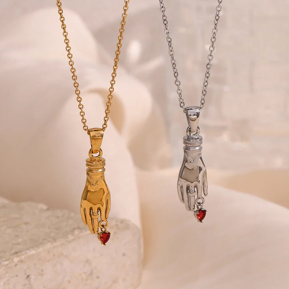 Colar Elegante com Pingente de Mão e Zircônia Vermelha