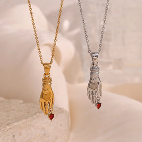 Colar Elegante com Pingente de Mão e Zircônia Vermelha