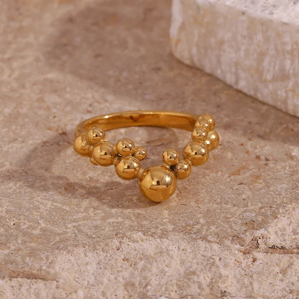 Anel V Banhado a Ouro com Esferas Elegantes