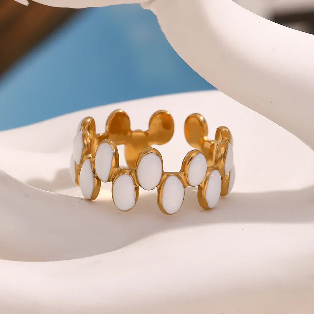 Anel Oval Geométrico com Esmalte Branco