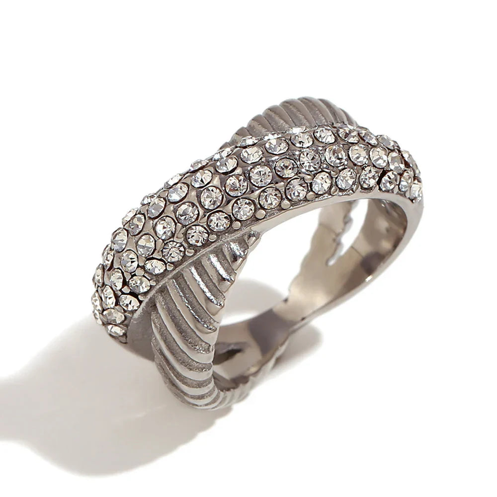 Anel Elegance Diagonal com Zircônias Banhado a Ouro 18k