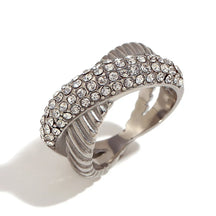 Anel Elegance Diagonal com Zircônias Banhado a Ouro 18k