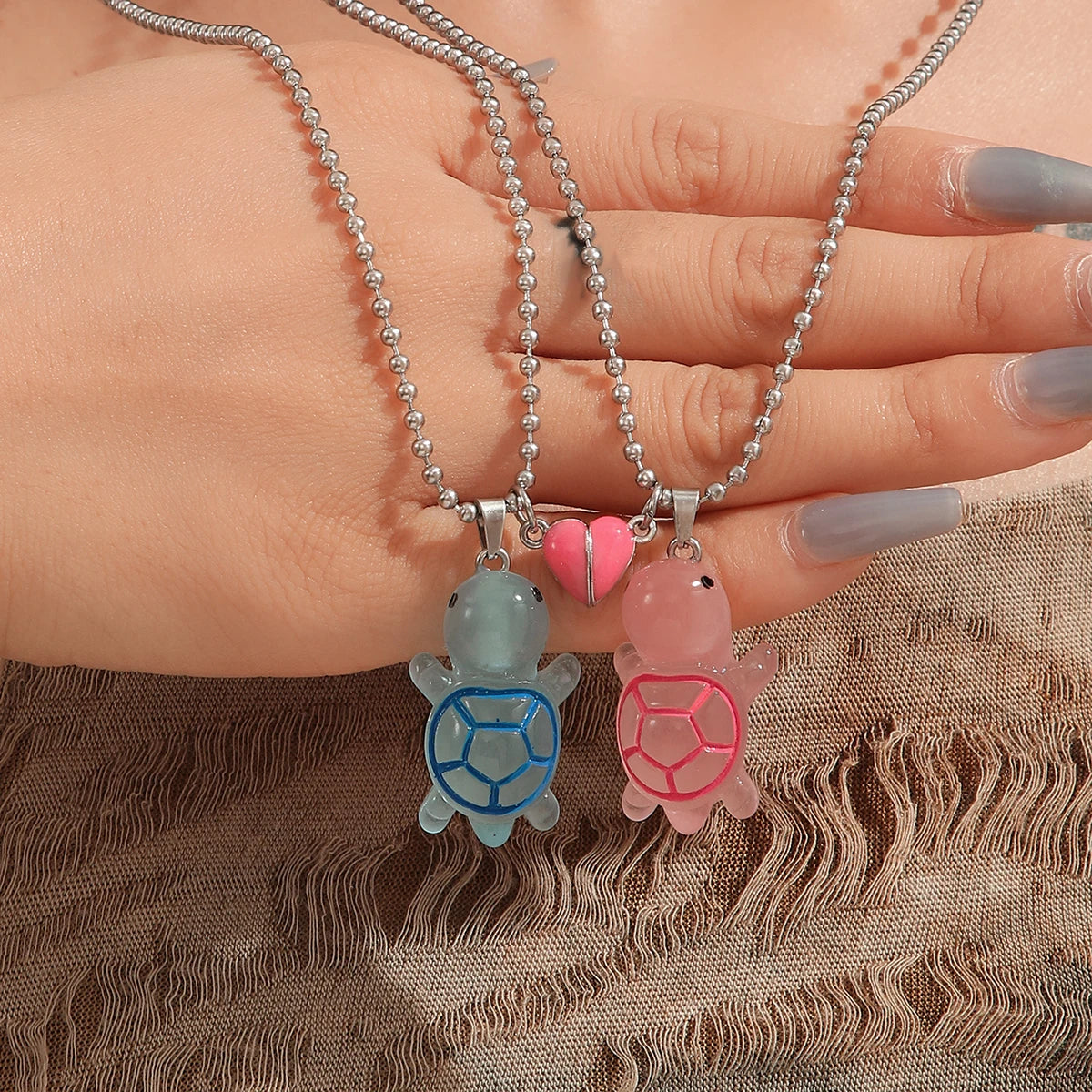 2 pieces/set Luminous pink peach heart glow-in-the-dark turtle couple necklace ladies fashion gift jewelry