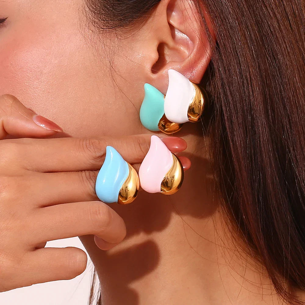Brincos Coração Esmaltado Folheados a Ouro