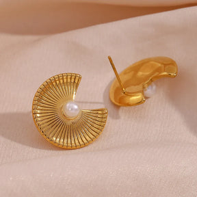 Brincos de Pérola com Design de Leque Dourado