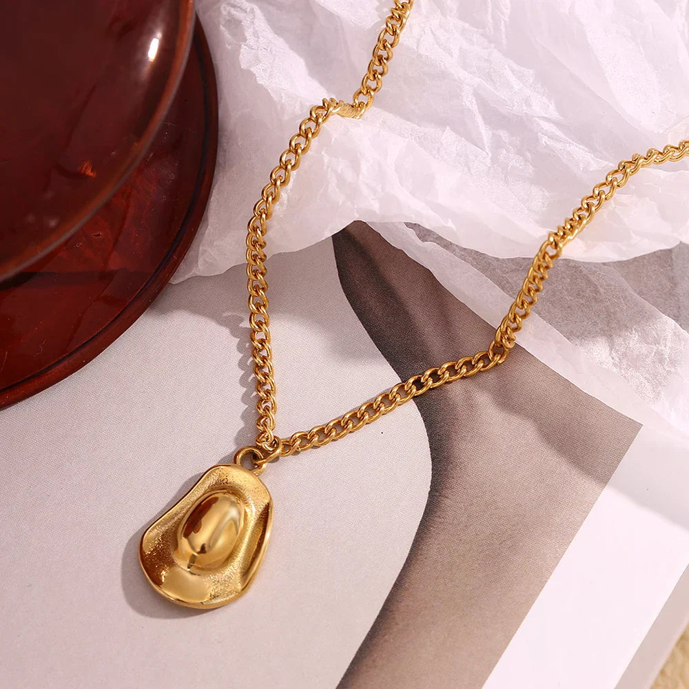 Colar Elegante Banhado a Ouro com Pingente de Chapéu
