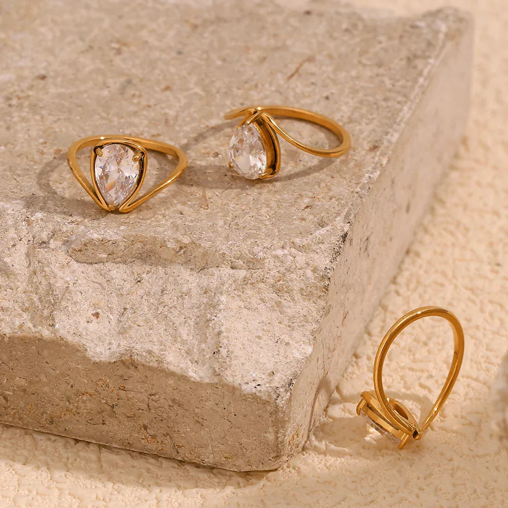 Anel Minimalista de Gota com Zircônia e Ouro 18K