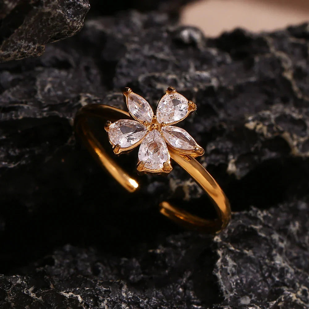 Anel Flor de Cinco Pétalas com Zircônia