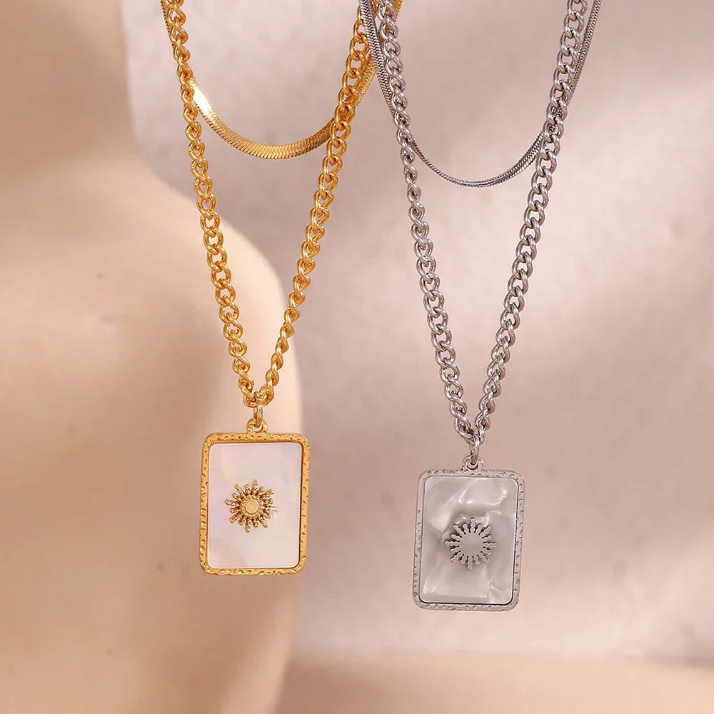 Colar Duplo com Pingente de Concha Banhado a Ouro