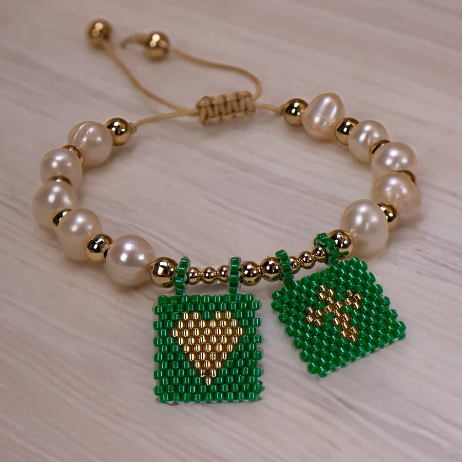 Pulseira de Pérolas com Coração e Cruz Boho