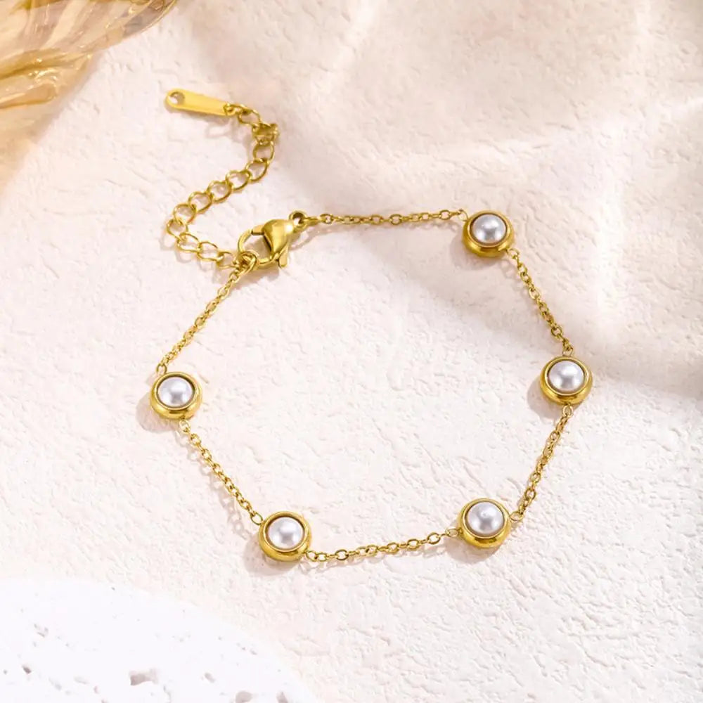 Pulseira Pérola Doce Dourada - Elegância Burnetts Joias