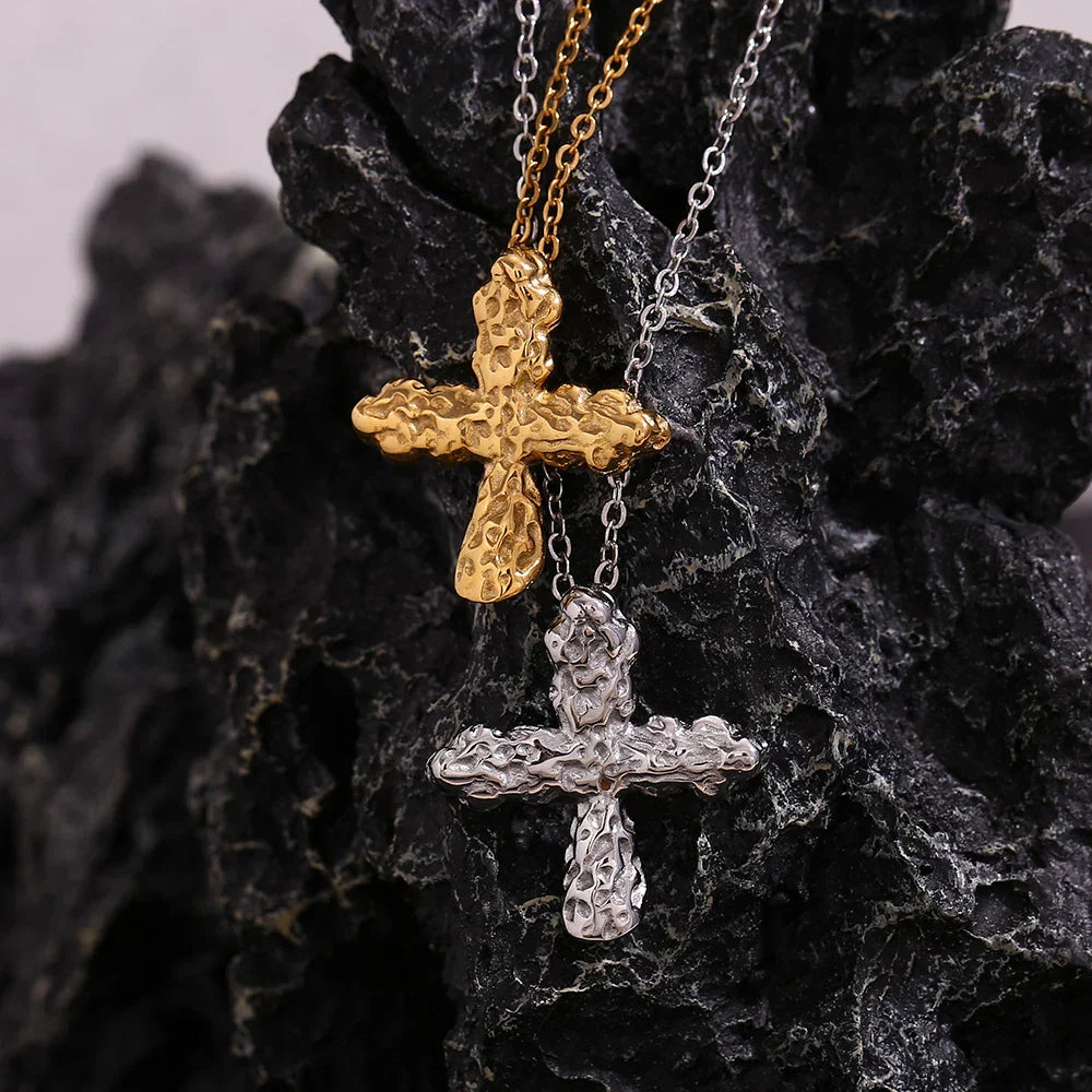 Elegante Colar Cruz em Aço Inoxidável Banhado a Ouro