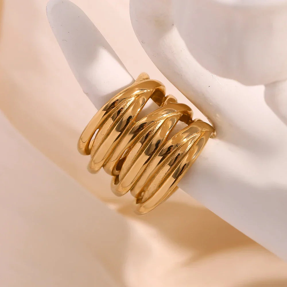 Anel Elegância Dourada em Camadas