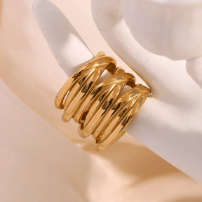 Anel Elegância Dourada em Camadas