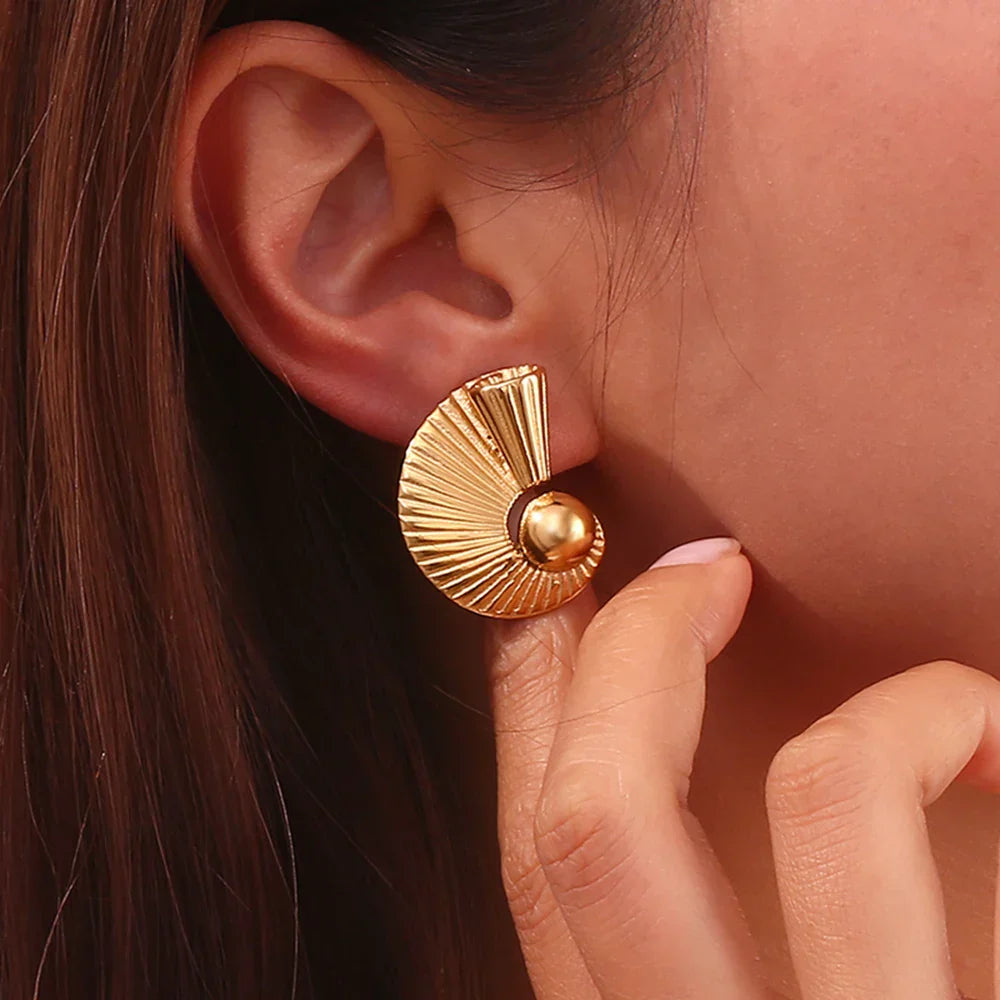 Brincos Espiral Dourados com Esfera Elegante