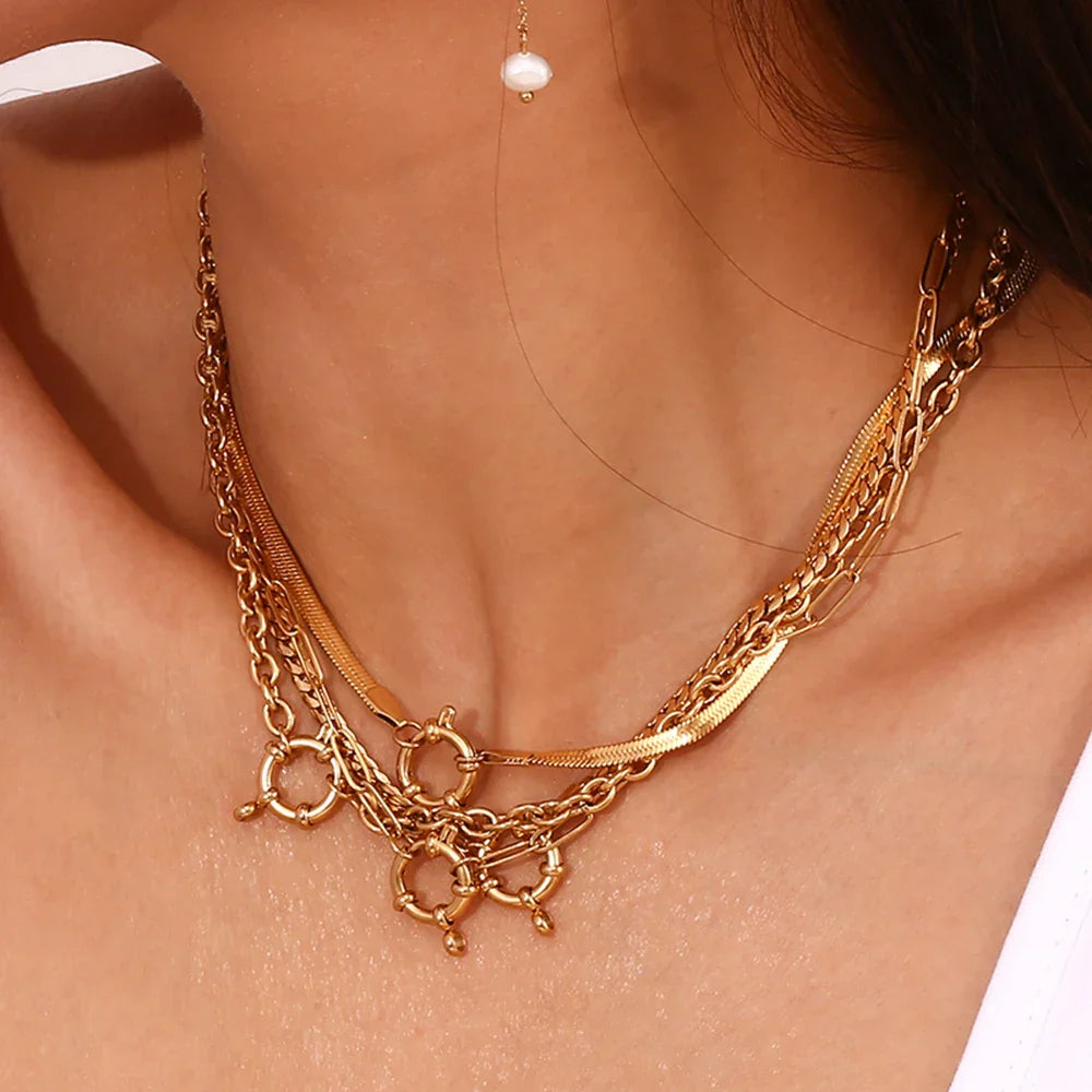Colar Elegância Dourada com Pingente Circular