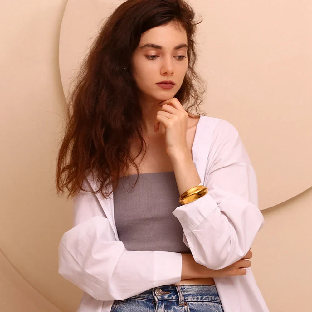 Pulseira Curva Belle em Aço Inoxidável Banhada a Ouro